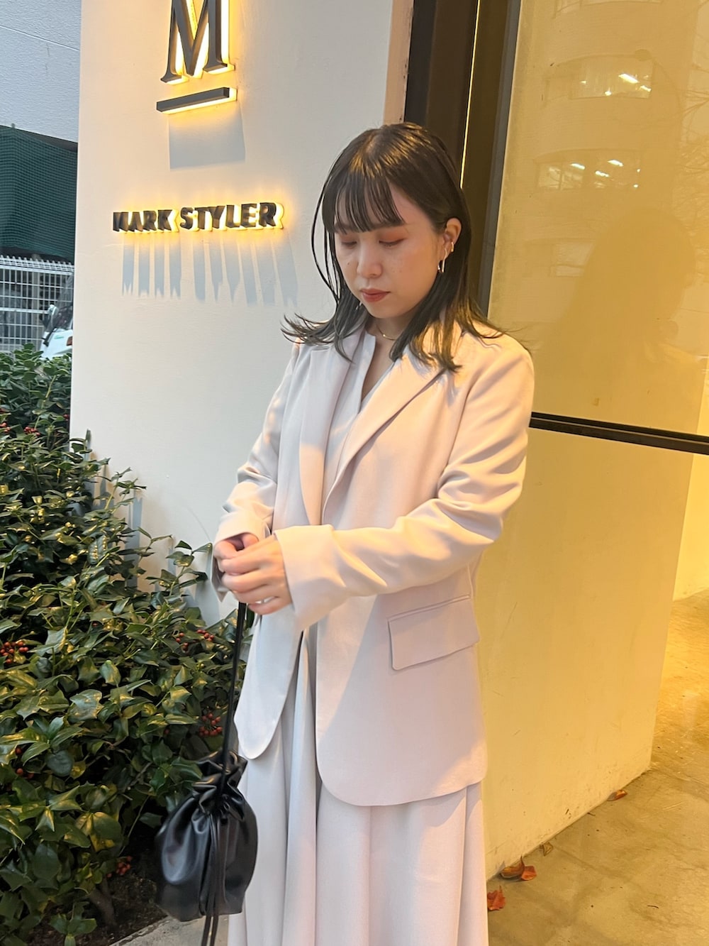 ベージュ系のテーラードジャケット、ベージュ系のワンピース、ブラック系のブーツを着用したレディースの冬コーディネートの4枚目の写真