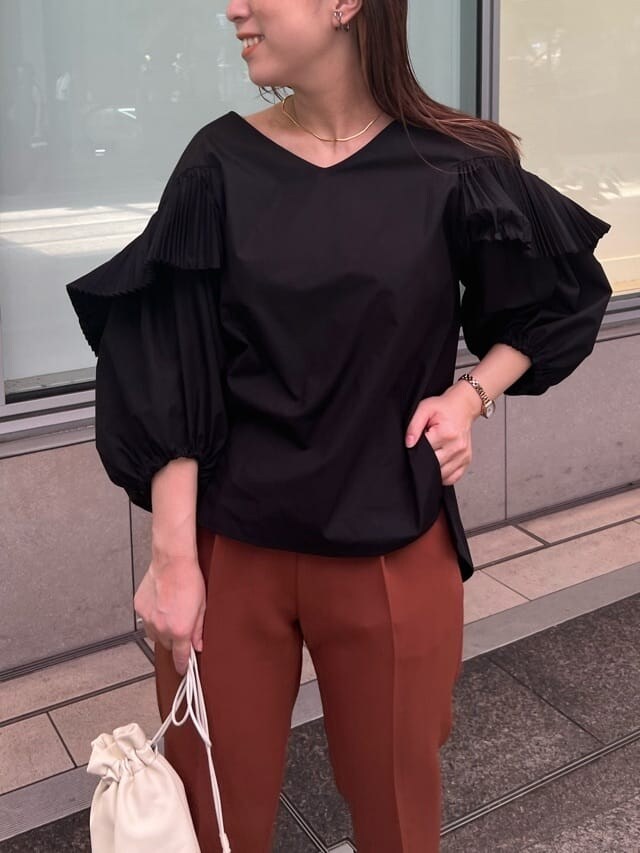 ブラック系のシャツ/ブラウス、ブラウン系のその他パンツを着用したレディースの夏コーディネートの3枚目の写真