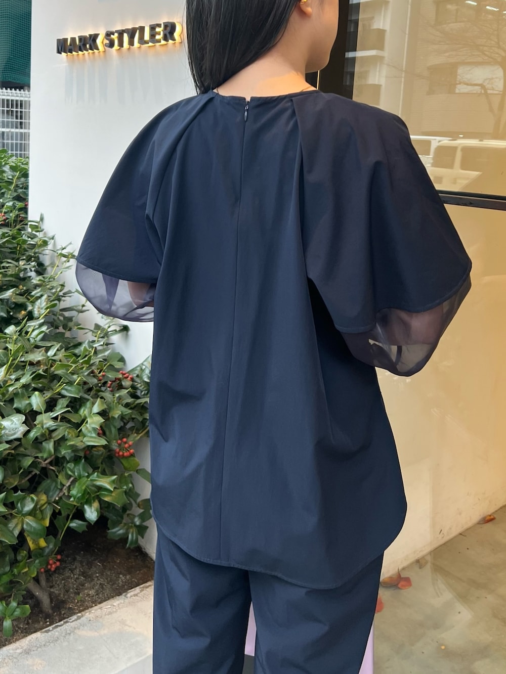 ブルー系のシャツ/ブラウス、ブルー系のその他パンツ、パープル系のトートバッグを着用したレディースの冬コーディネートの5枚目の写真