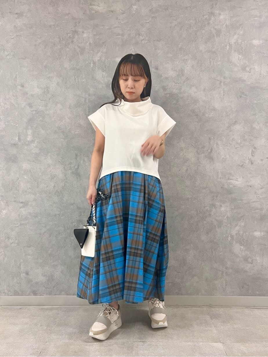 ブラック系のショルダーバッグ、ホワイト系のTシャツ/カットソー、その他のスカートを着用したレディースの夏コーディネートの6枚目の写真