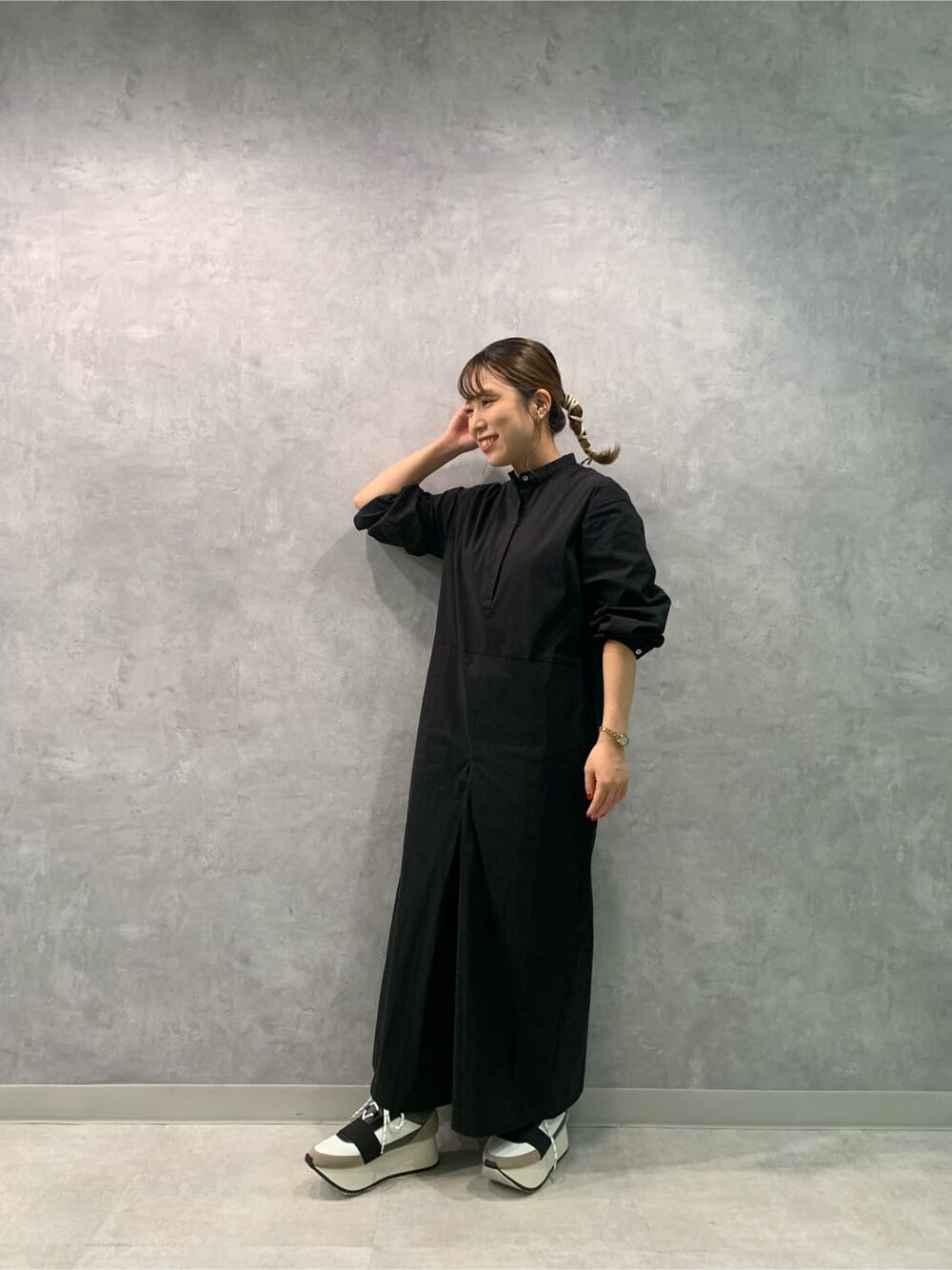 ブラック系のつなぎ/オールインワン、その他のスニーカーを着用したレディースの秋コーディネートの6枚目の写真