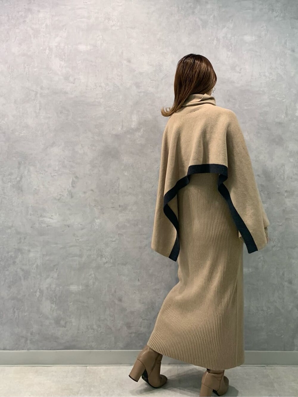 ベージュ系のワンピースを着用したレディースの秋コーディネートの4枚目の写真