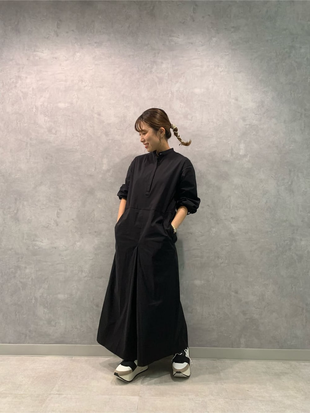 ブラック系のつなぎ/オールインワン、その他のスニーカーを着用したレディースの秋コーディネートの5枚目の写真