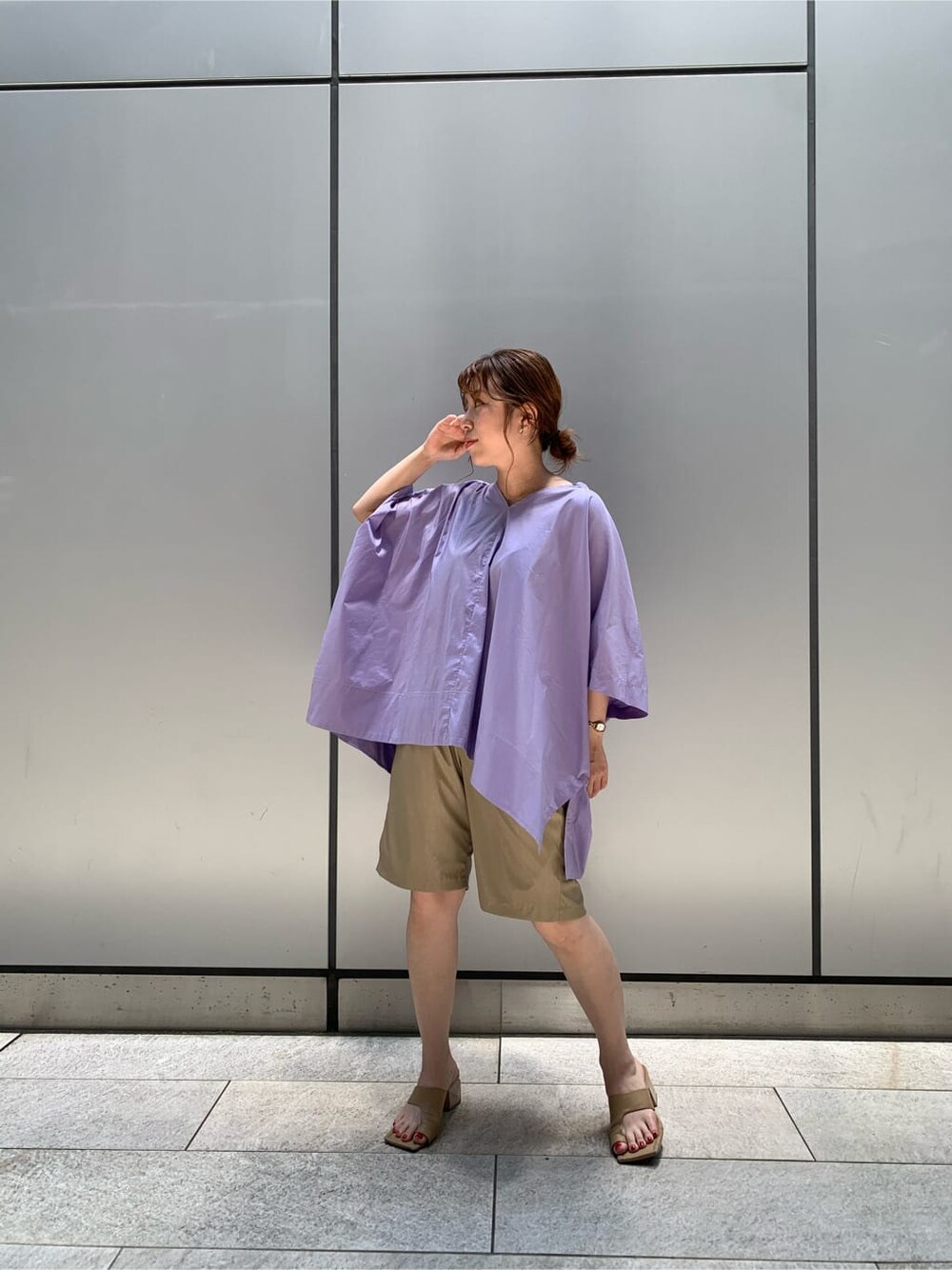 ベージュ系のその他パンツ、ベージュ系のサンダル、パープル系のシャツ/ブラウスを着用したレディースの夏コーディネートの2枚目の写真