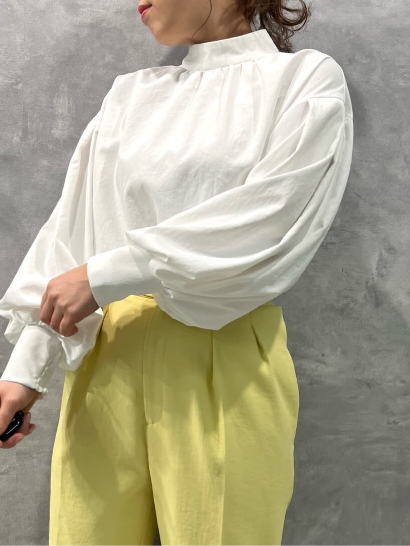 ベージュ系のショルダーバッグ、イエロー系のその他パンツ、パープル系のサンダルを着用したレディースの春コーディネートの3枚目の写真