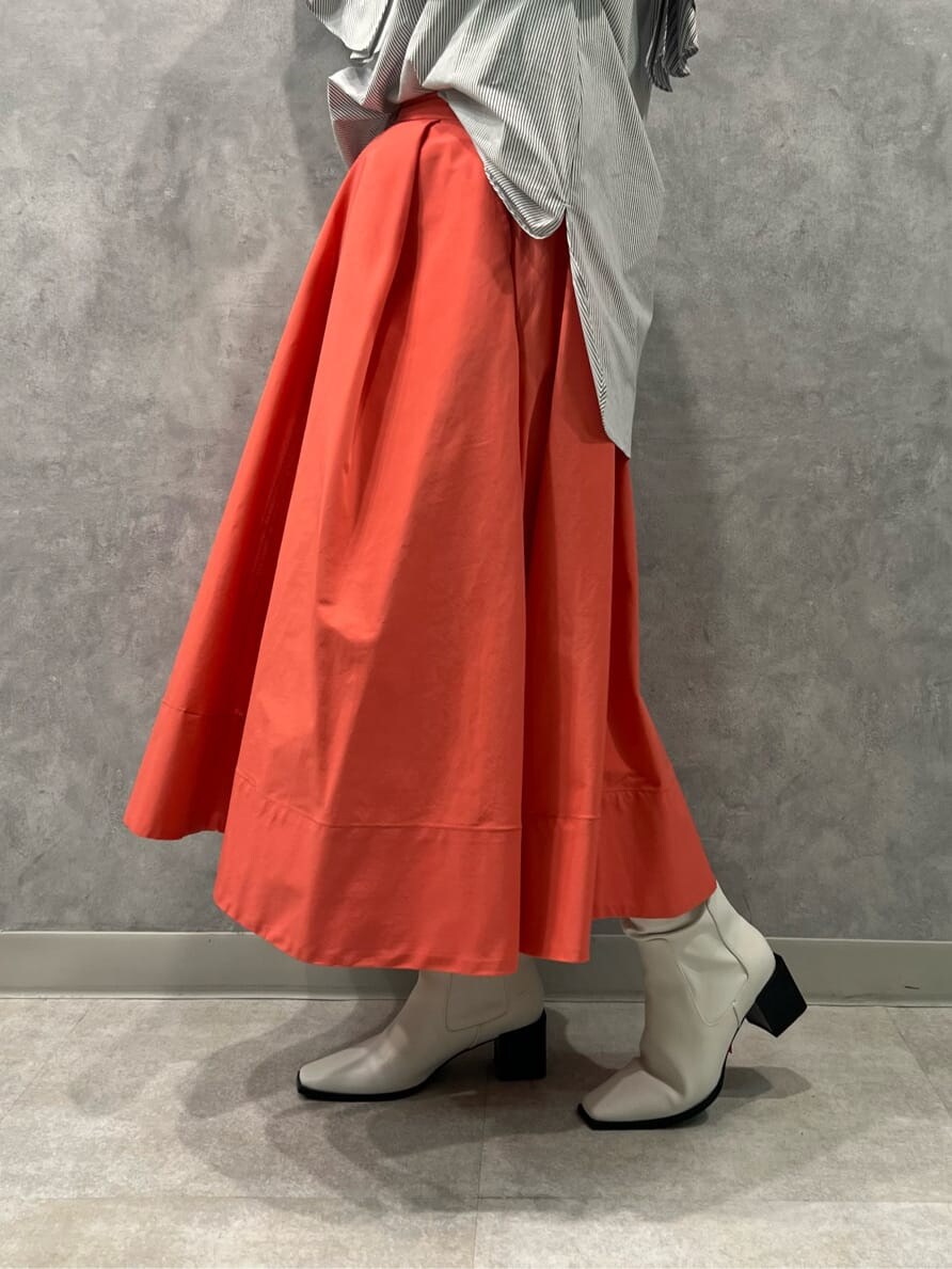 ピンク系のスカート、ホワイト系のブーツ、その他のシャツ/ブラウスを着用したレディースの冬コーディネートの3枚目の写真