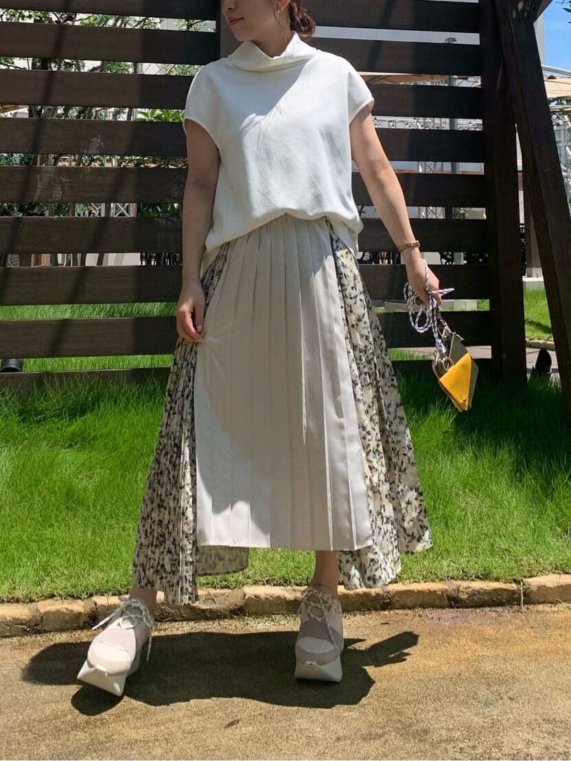 ホワイト系のTシャツ/カットソー、ベージュ系のスカート、ブラウン系のショルダーバッグを着用したレディースの夏コーディネートの3枚目の写真