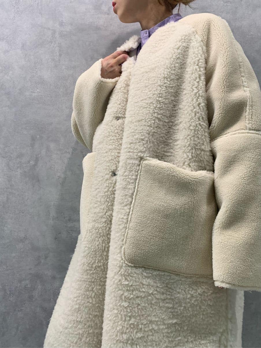 パープル系のシャツ/ブラウス、ブラック系のその他パンツ、ホワイト系のノーカラーコートを着用したレディースの秋コーディネートの3枚目の写真