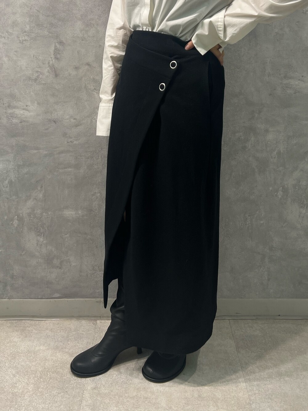 ブルー系のノーカラージャケット、ホワイト系のシャツ/ブラウス、ブラック系のスカートを着用したレディースの春コーディネートの7枚目の写真