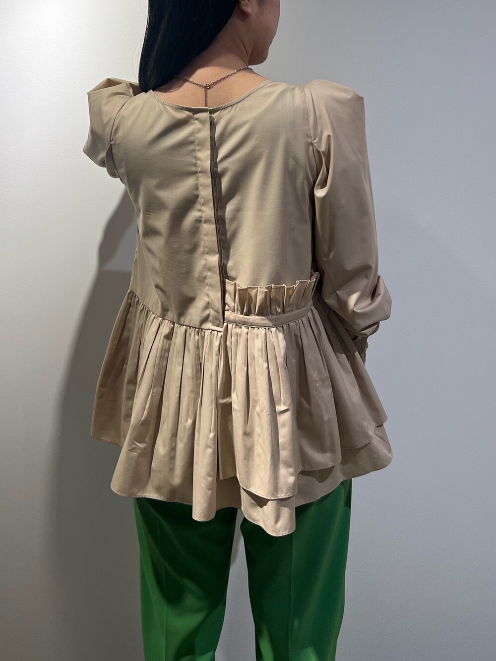 ブラウン系のブルゾン、ベージュ系のシャツ/ブラウス、ブラック系のサンダルを着用したレディースの冬コーディネートの7枚目の写真