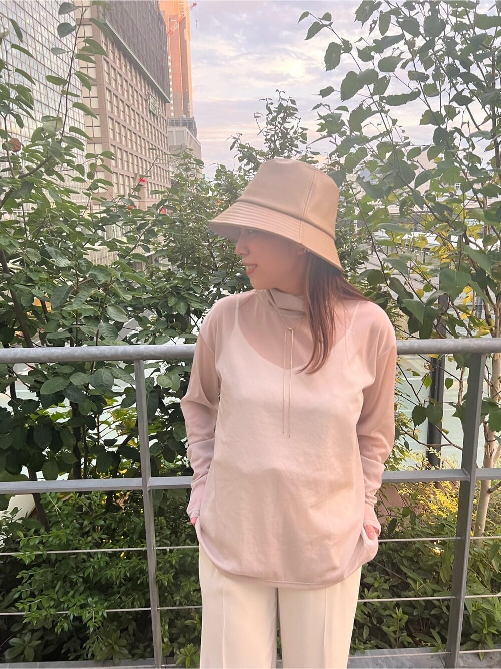 ホワイト系のその他パンツ、ベージュ系のTシャツ/カットソー、ベージュ系のハットを着用したレディースの夏コーディネートの5枚目の写真
