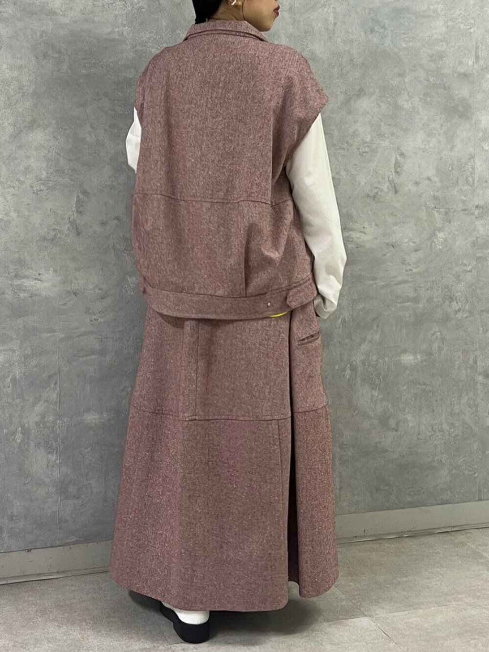 レッド系のその他アウター、レッド系のスカート、ホワイト系のTシャツ/カットソーを着用したレディースの秋コーディネートの3枚目の写真