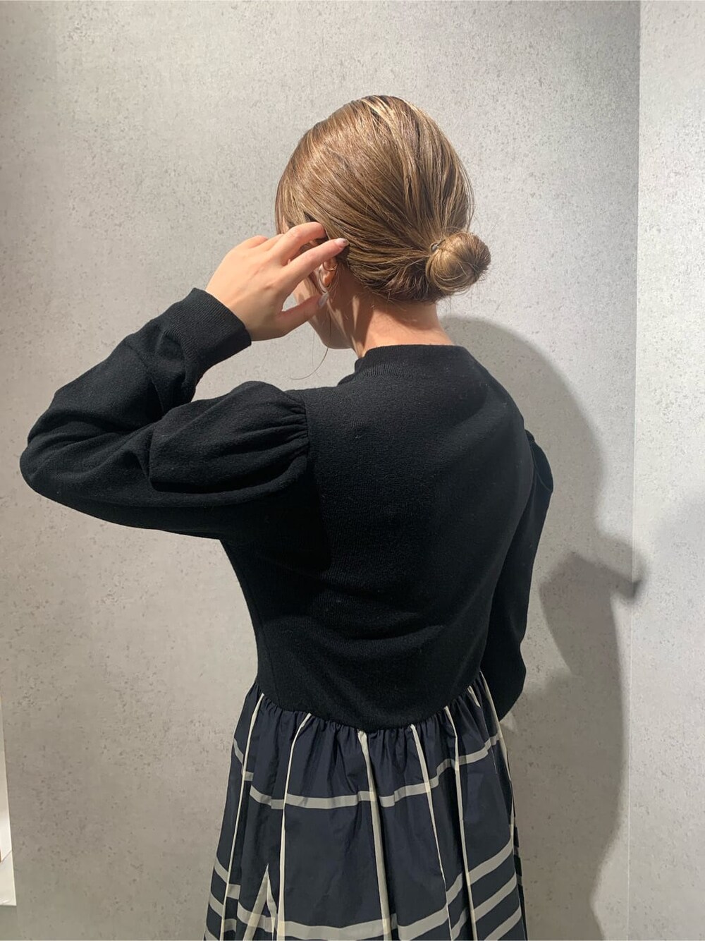 ブラウン系のブルゾン、その他のワンピース、ブラウン系のブーツを着用したレディースの秋コーディネートの4枚目の写真