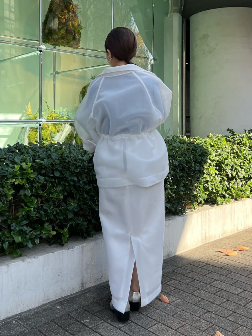 ホワイト系のその他アウター、ブルー系のニット/セーター、ホワイト系のスカートを着用したレディースの秋コーディネートの4枚目の写真