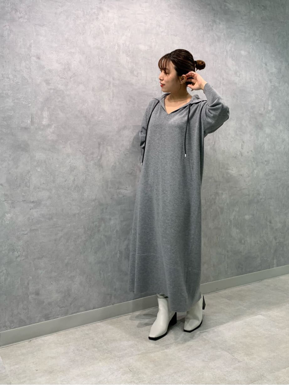 グレー系のワンピース、ホワイト系のブーツを着用したレディースの秋コーディネートの6枚目の写真