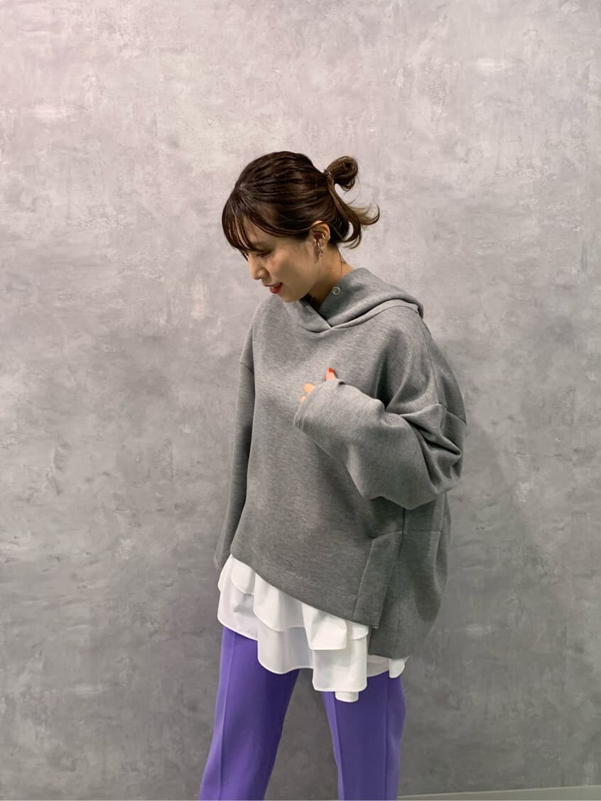 ホワイト系のサンダル、パープル系のスラックス、グレー系のパーカーを着用したレディースの秋コーディネートの3枚目の写真