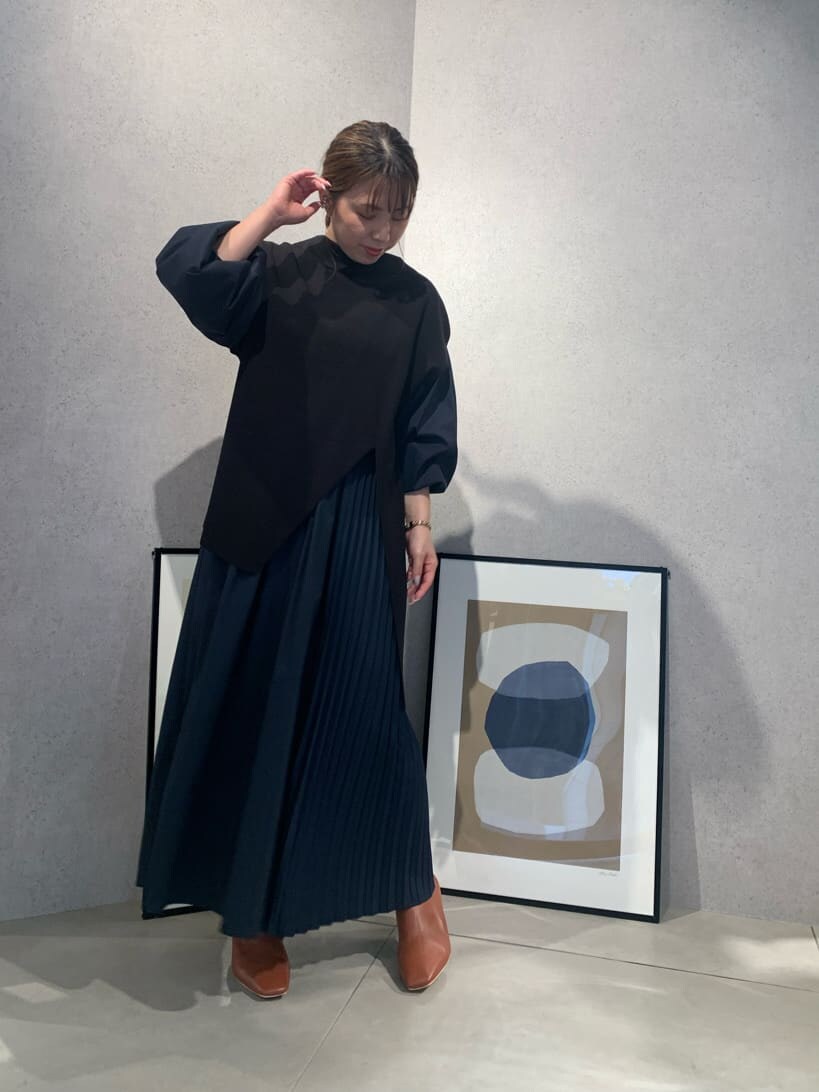 ブラウン系のショルダーバッグ、ブラック系のワンピース、ブラウン系のブーツを着用したレディースの夏コーディネートの3枚目の写真