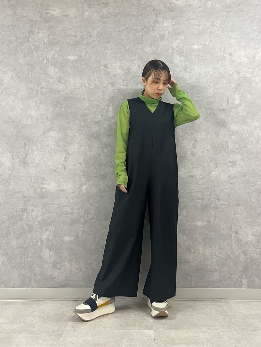 ベージュ系のスニーカー、ブラック系のつなぎ/オールインワン、グリーン系のTシャツ/カットソーを着用したレディースの夏コーディネートの2枚目の写真