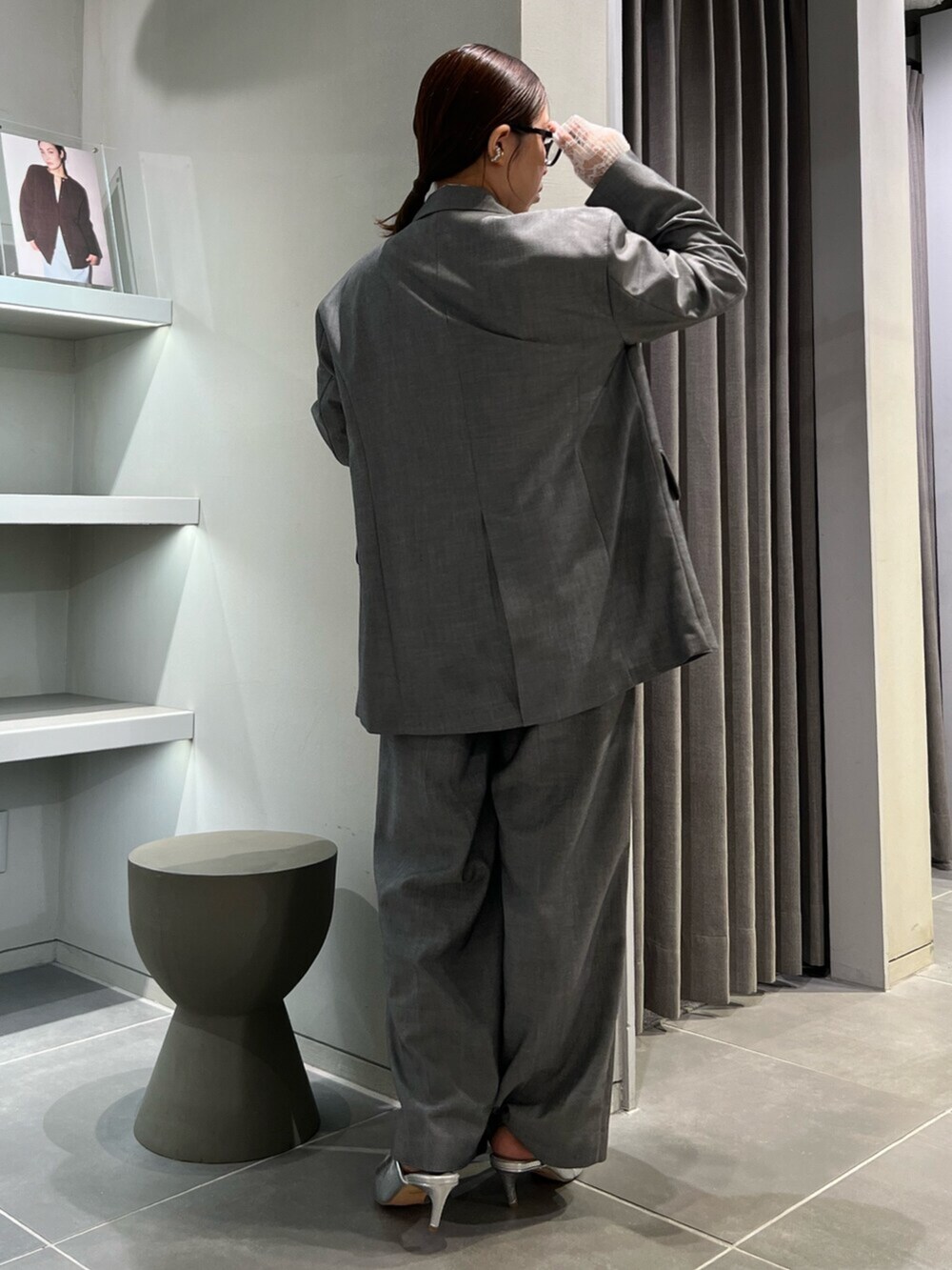 シルバー系のパンプス、ホワイト系のシャツ/ブラウス、グレー系のテーラードジャケットを着用したレディースの夏コーディネートの4枚目の写真
