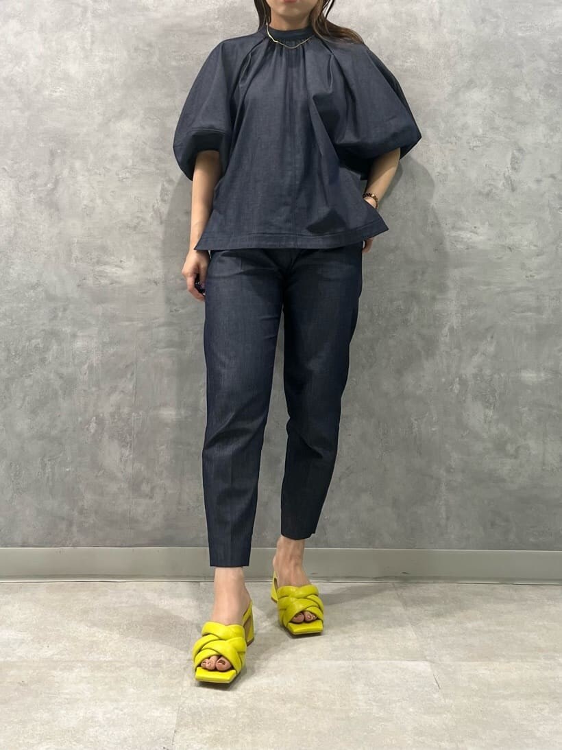 イエロー系のサンダル、ブルー系のシャツ/ブラウス、ブルー系のその他パンツを着用したレディースの夏コーディネートの5枚目の写真