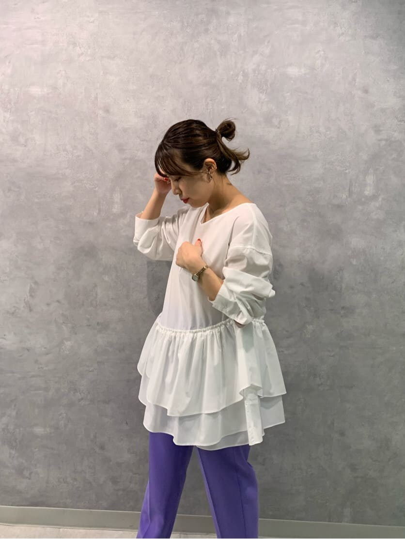 ホワイト系のサンダル、パープル系のスラックス、グレー系のパーカーを着用したレディースの秋コーディネートの5枚目の写真