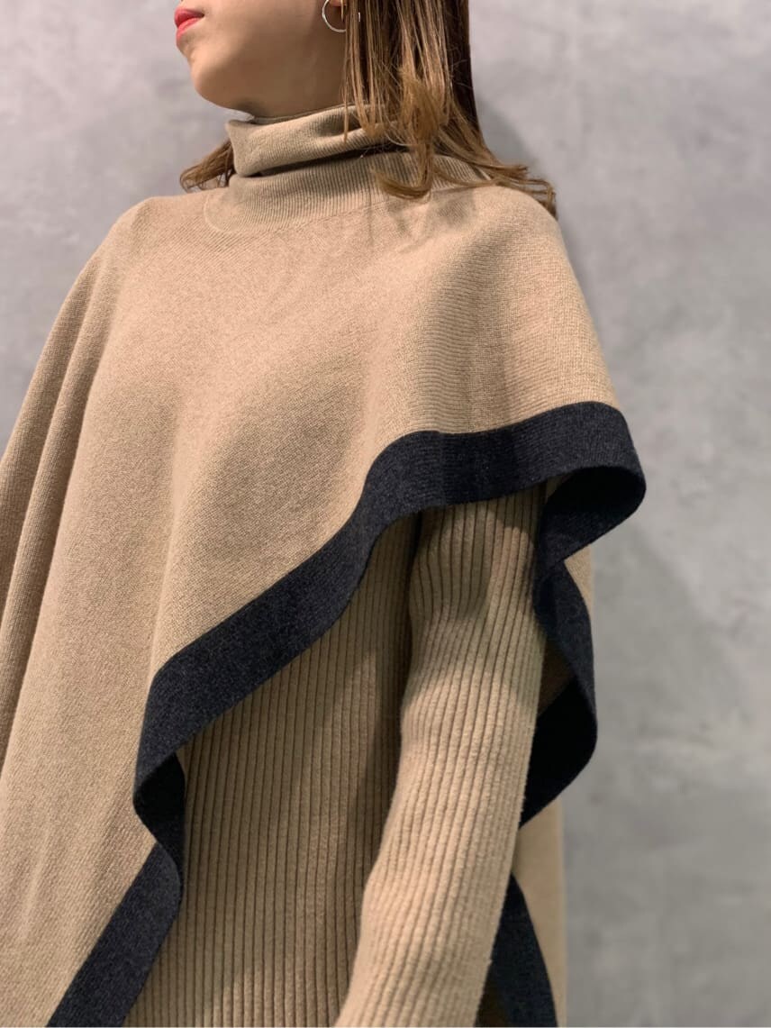 ベージュ系のワンピースを着用したレディースの秋コーディネートの2枚目の写真