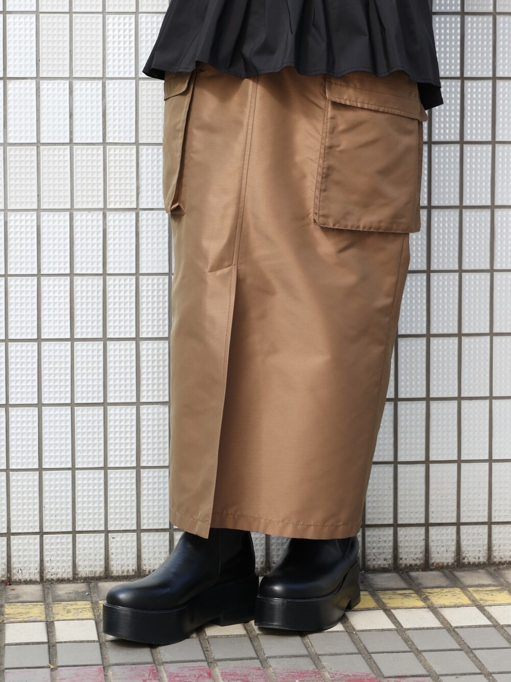 ブラウン系のスカート、ブラック系のシャツ/ブラウスを着用したレディースの春コーディネートの5枚目の写真