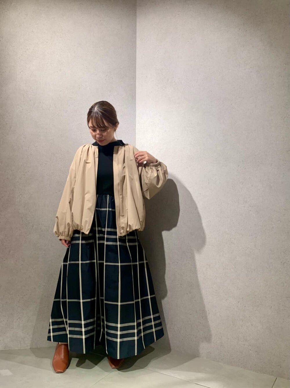 ブラウン系のブルゾン、その他のワンピース、ブラウン系のブーツを着用したレディースの秋コーディネートの6枚目の写真