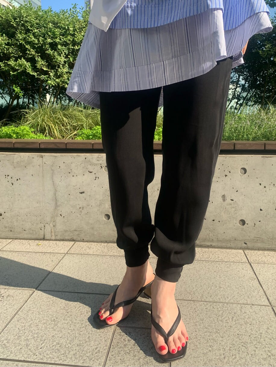 ブラック系のその他パンツ、その他のTシャツ/カットソーを着用したレディースの夏コーディネートの4枚目の写真