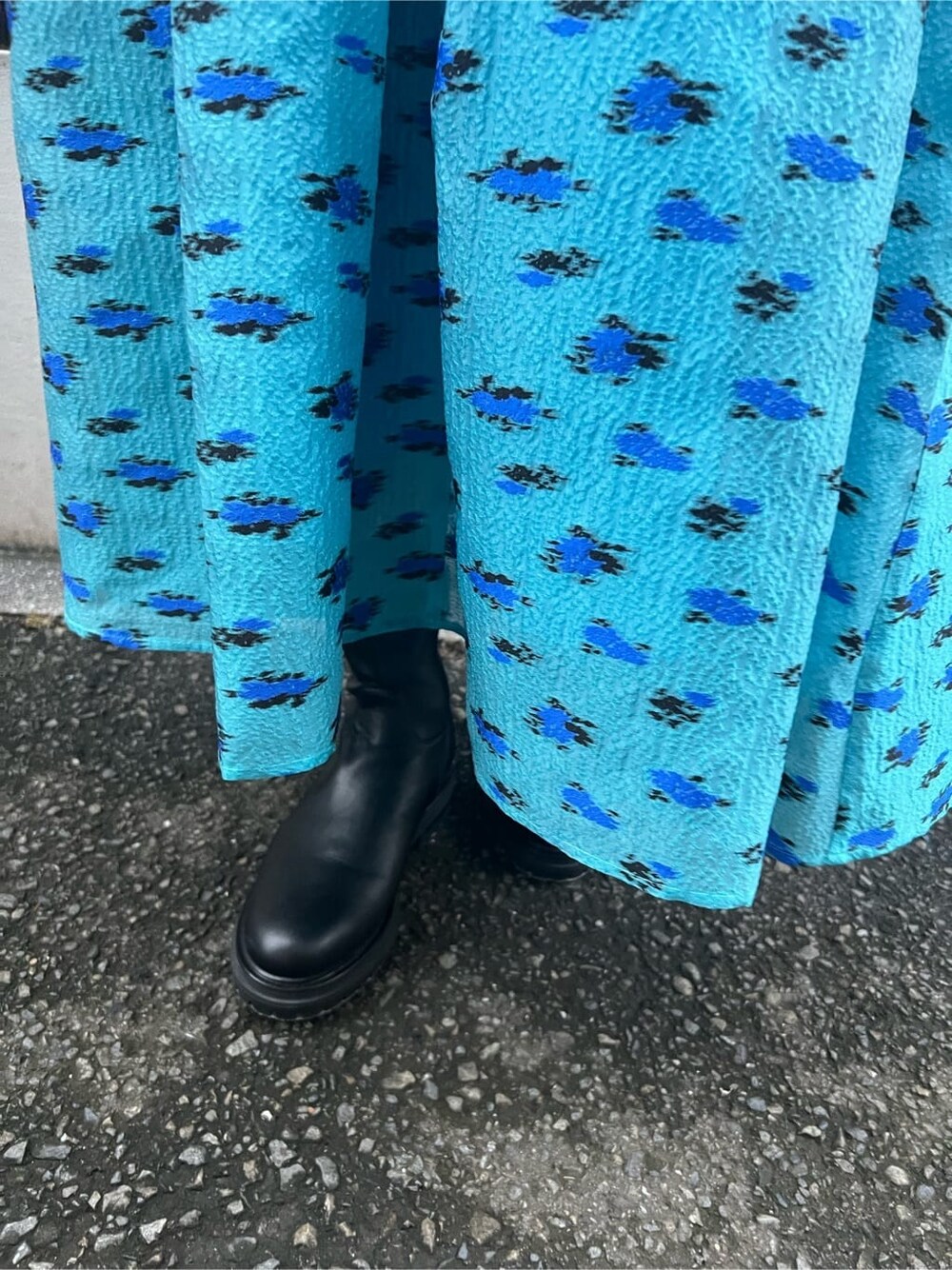 ブルー系のスカート、ブルー系のニット/セーターを着用したレディースの秋コーディネートの5枚目の写真