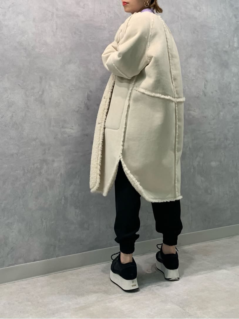 パープル系のシャツ/ブラウス、ブラック系のその他パンツ、ホワイト系のノーカラーコートを着用したレディースの秋コーディネートの5枚目の写真