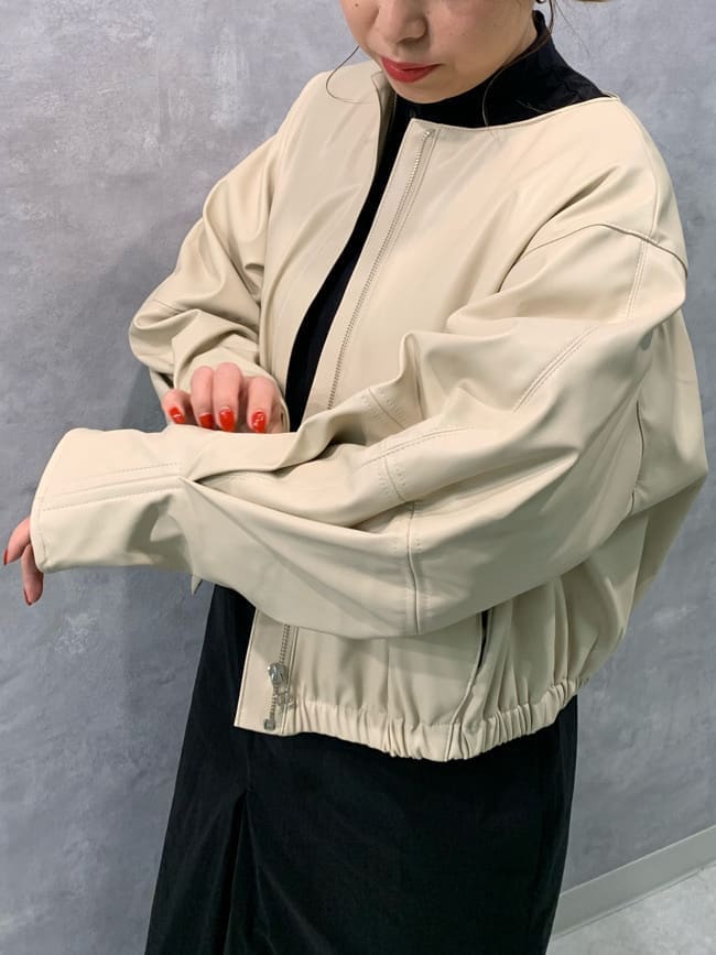 ブラック系のつなぎ/オールインワン、ブラウン系のブルゾン、ブラック系のブーツを着用したレディースの秋コーディネートの6枚目の写真