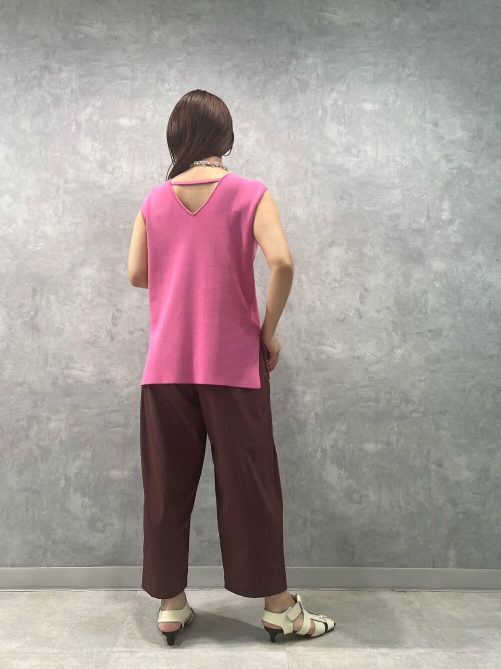ピンク系のタンクトップ、ブラウン系のその他パンツを着用したレディースの夏コーディネートの5枚目の写真