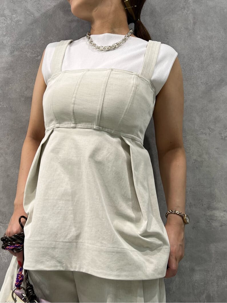 ホワイト系のタンクトップ、ベージュ系のキャミソール、パープル系のサンダルを着用したレディースの春コーディネートの4枚目の写真