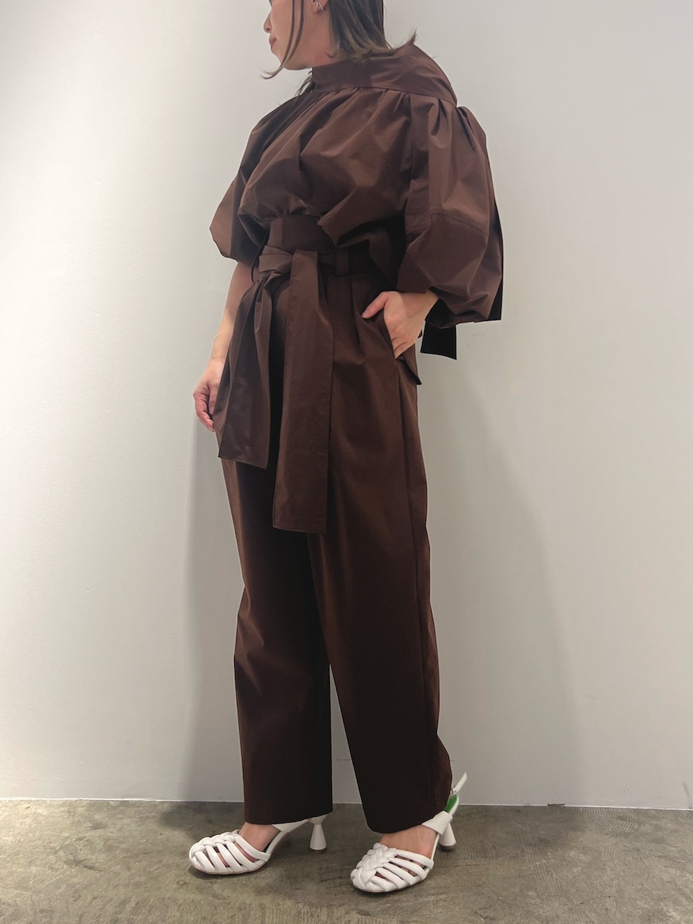 ブラウン系のシャツ/ブラウス、ブラウン系のその他パンツを着用したレディースの冬コーディネートの3枚目の写真