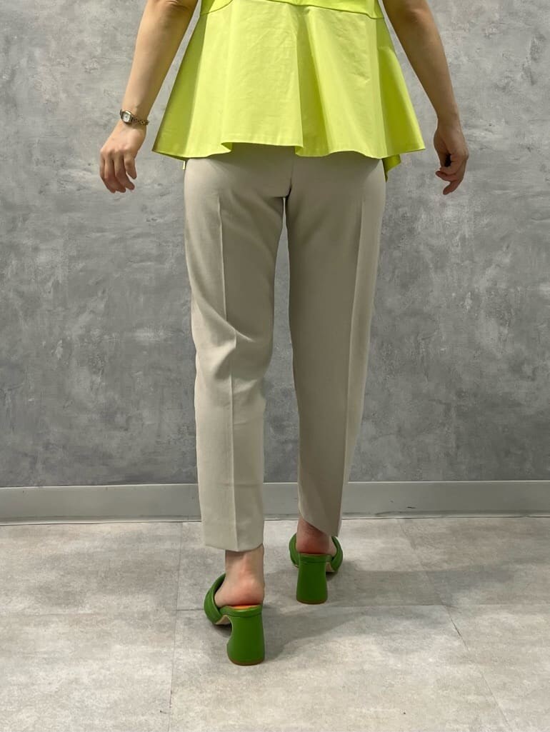 グリーン系のサンダル、ベージュ系のその他パンツ、イエロー系のTシャツ/カットソーを着用したレディースの春コーディネートの6枚目の写真