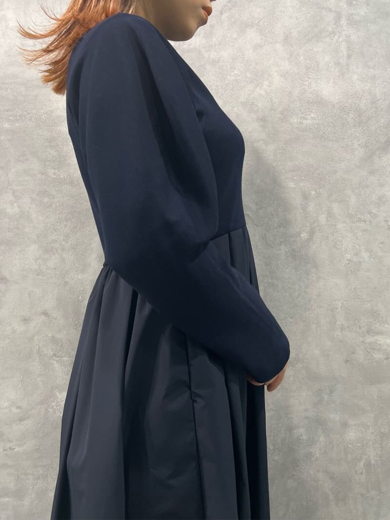 ブルー系のワンピースを着用したレディースの秋コーディネートの6枚目の写真