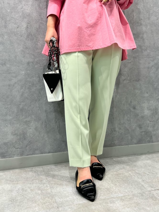 グリーン系のその他パンツ、ピンク系のシャツ/ブラウス、ブラック系のショルダーバッグを着用したレディースの冬コーディネートの4枚目の写真