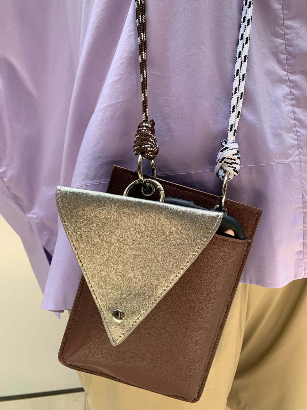 ベージュ系のその他パンツ、ベージュ系のサンダル、パープル系のシャツ/ブラウスを着用したレディースの夏コーディネートの6枚目の写真