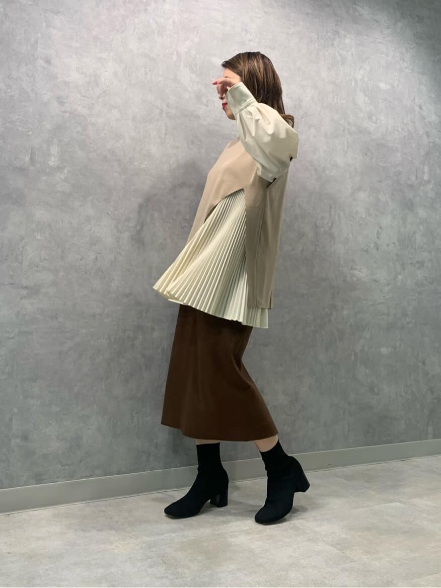 ブラウン系のスカート、ブラウン系のニット/セーターを着用したレディースの秋コーディネートの3枚目の写真