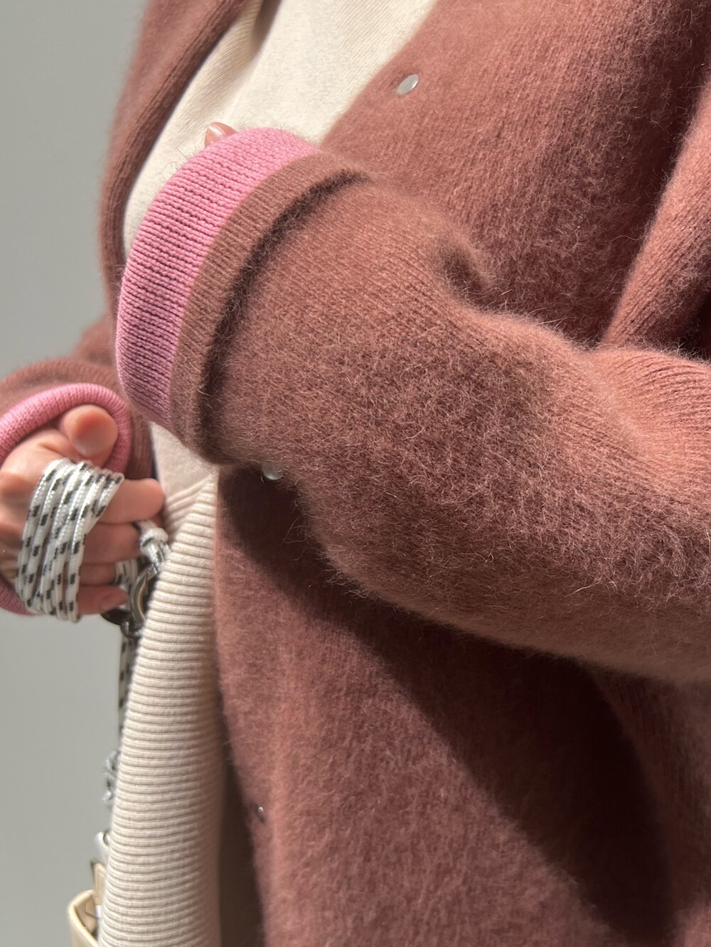 レッド系のその他アウター、ブラック系のその他パンツ、ブラック系のブーツを着用したレディースの秋コーディネートの6枚目の写真