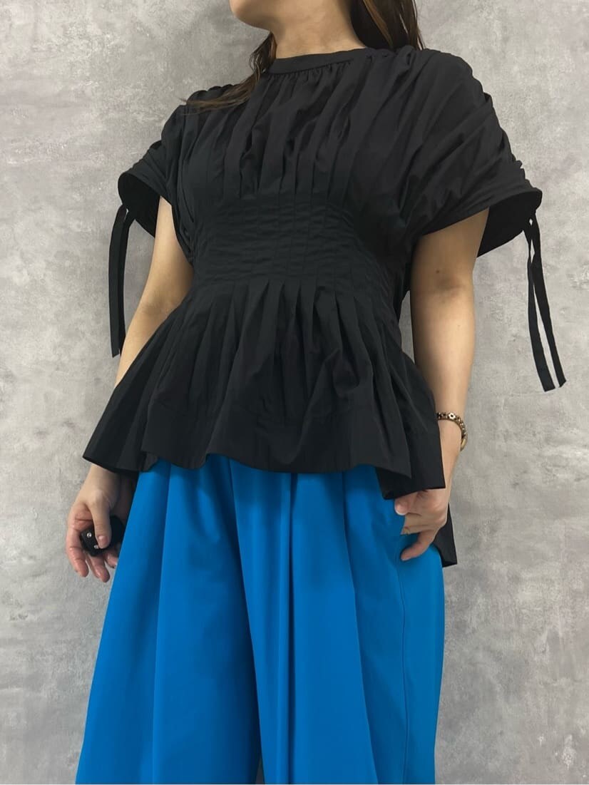 ブラック系のシャツ/ブラウス、ブラック系のサンダル、ブルー系のその他パンツを着用したレディースの夏コーディネートの4枚目の写真