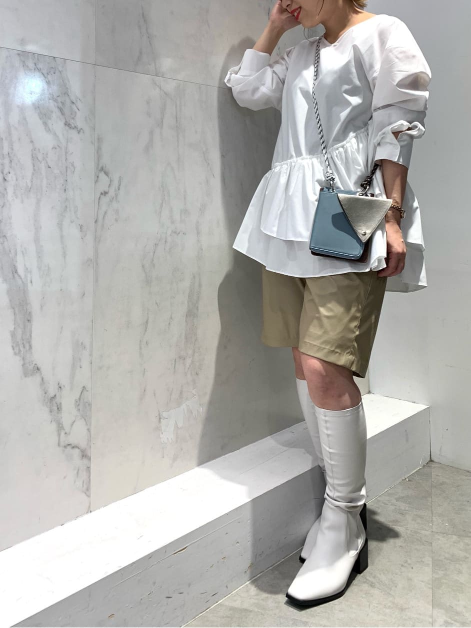 ベージュ系のその他パンツ、ホワイト系のブーツ、ブラウン系のショルダーバッグを着用したレディースの秋コーディネートの5枚目の写真