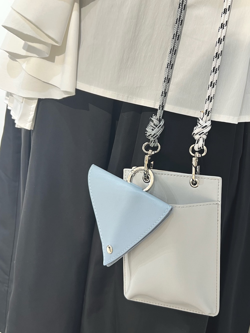 グレー系のTシャツ/カットソー、ブラック系のスカート、ブルー系のスニーカーを着用したレディースの冬コーディネートの7枚目の写真