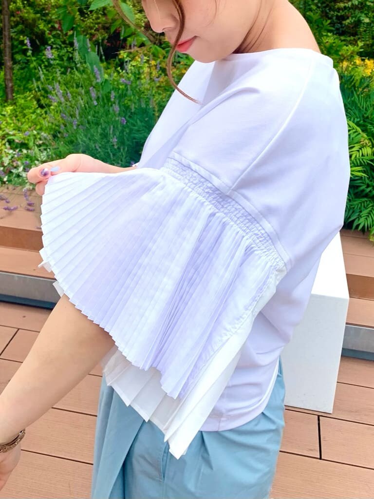 ブラック系のハンドバッグ、ホワイト系のTシャツ/カットソー、ブルー系のその他パンツを着用したレディースの夏コーディネートの4枚目の写真
