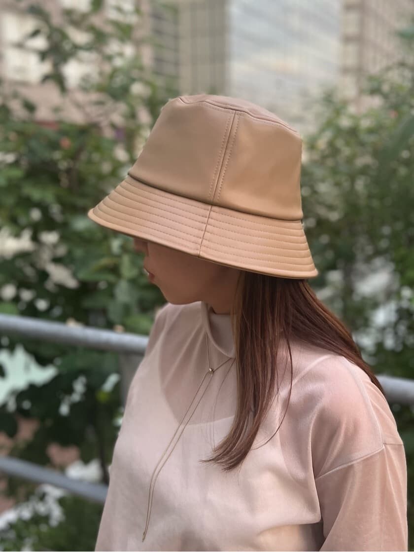 ホワイト系のその他パンツ、ベージュ系のTシャツ/カットソー、ベージュ系のハットを着用したレディースの夏コーディネートの4枚目の写真