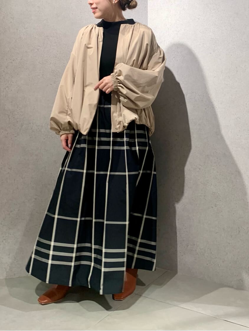 ベージュ系のブルゾン、その他のワンピース、ブラウン系のブーツを着用したレディースの夏コーディネートの2枚目の写真