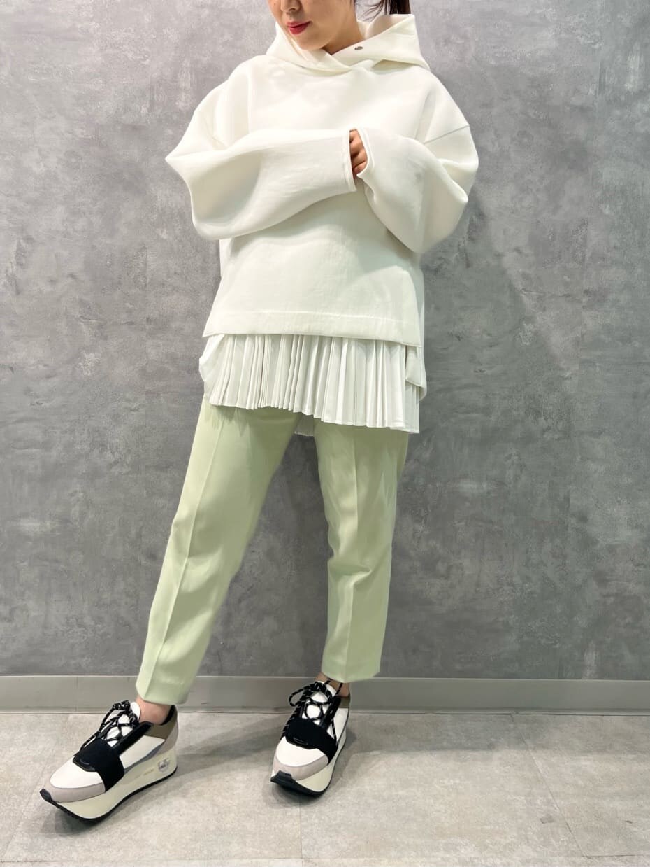 ピンク系のその他パンツ、ホワイト系のTシャツ/カットソーを着用したレディースの冬コーディネートの3枚目の写真