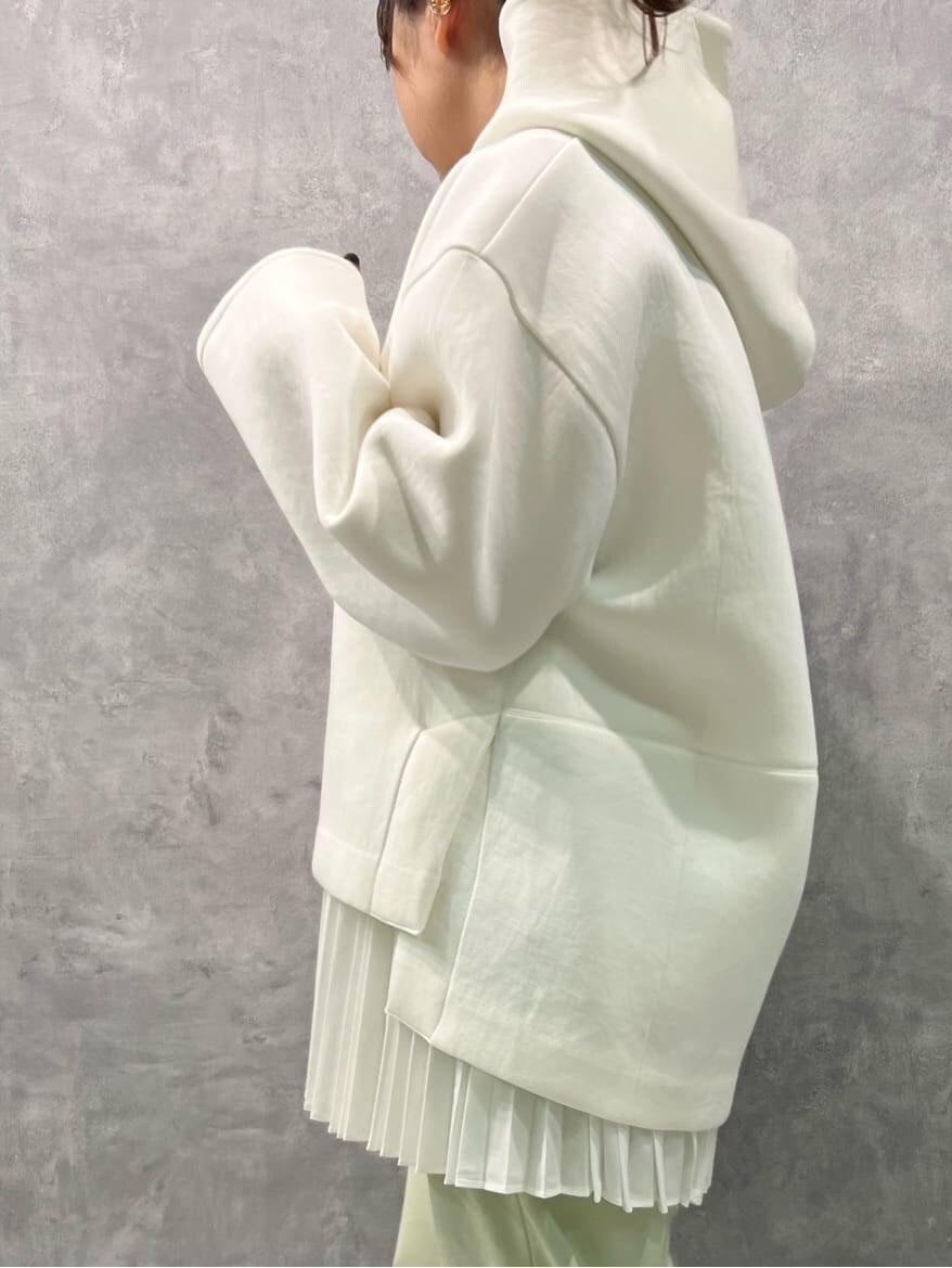 ピンク系のその他パンツ、ホワイト系のTシャツ/カットソーを着用したレディースの冬コーディネートの2枚目の写真