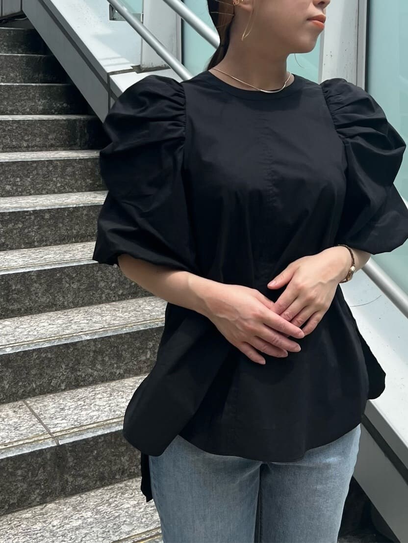 ブラック系のシャツ/ブラウス、ブルー系のデニムパンツ、ブラック系のサンダルを着用したレディースの夏コーディネートの3枚目の写真